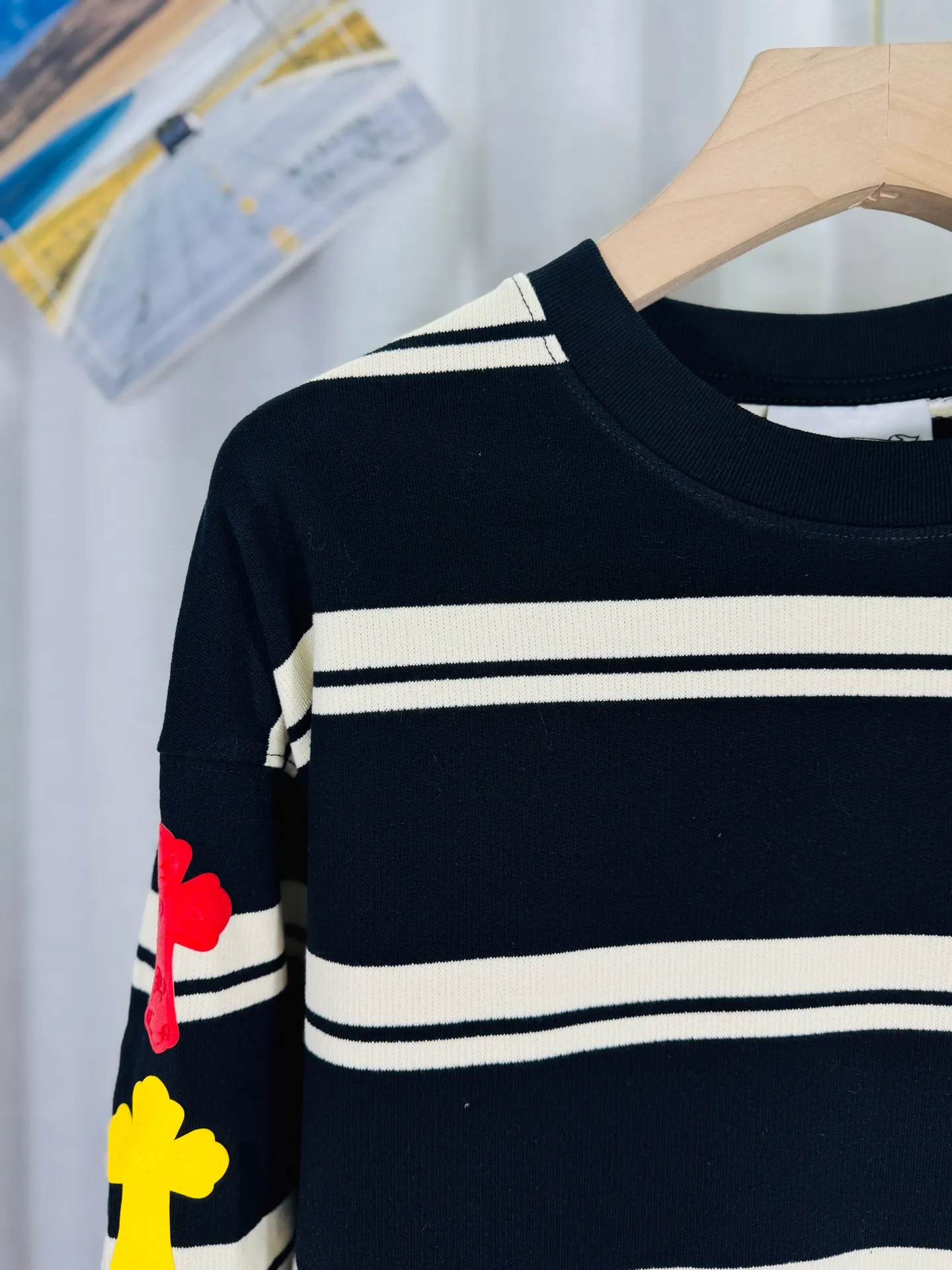 P250 top version, real shot without P, ​​different from market currency) 𝗖𝗵𝗿𝗼𝗺𝗲 𝗛𝗲𝗮𝗿𝘁𝘀/Cro Heart 2025 Autumn and Winter Horseshoe Cross 3D Printed Black and White Striped Couple Casual Long Sleeve 👑The highest version! Customized fabric 320g fabric! Horseshoe cross sticker, a best-selling model in the counter, very comfortable to wear. Accessories: original molded and authenticated collar label➕100% silk wash label. Genuine purchase-grade original hangtag➕matching hanging rope➕3D hanging beads➕original packaging bag. Craftsmanship: The original version has consistent wiring! The highest version of the armhole matching technique! Color: Black Size: S M L XL Style No.: 5188